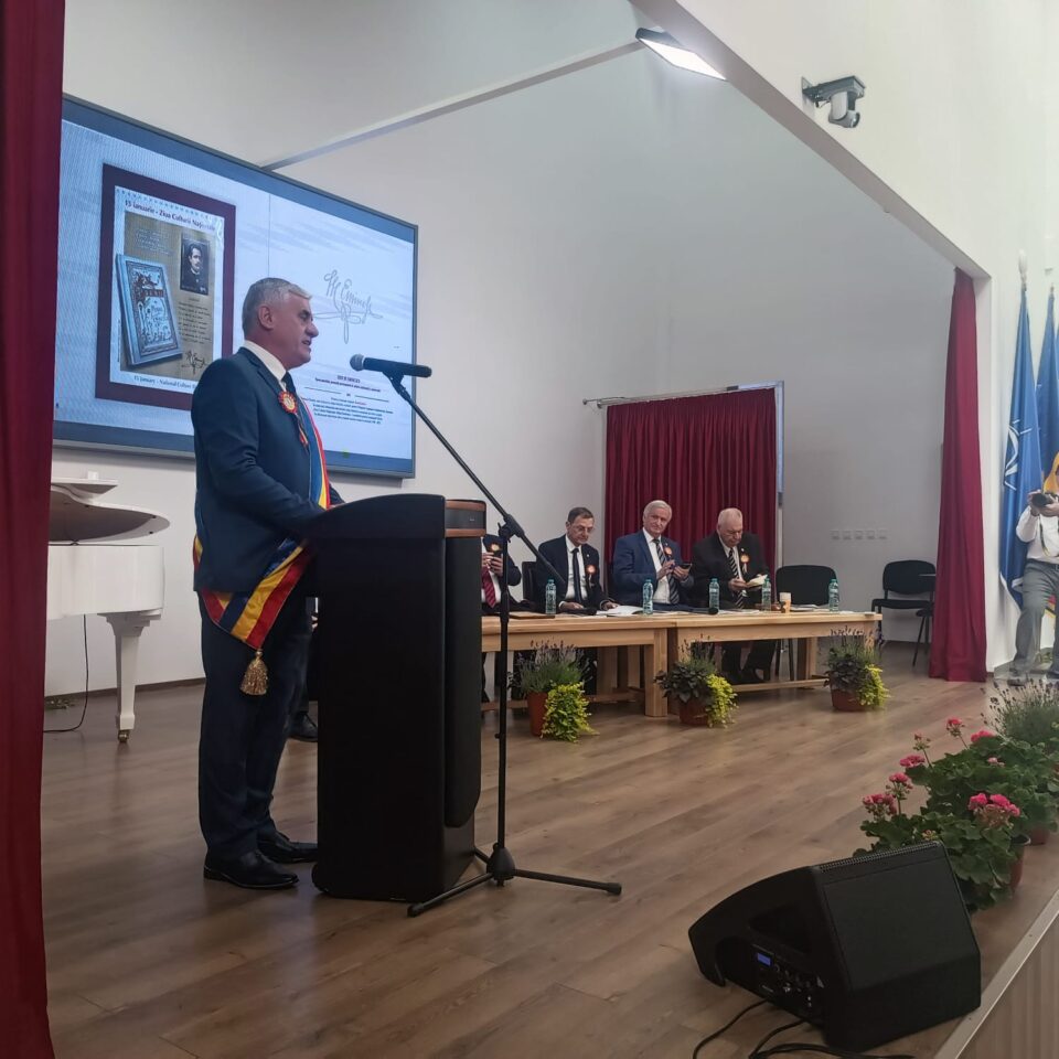 Busturile a doi scriitori celebri, dezvelite pe aleea clasicilor din parcul Dumbrăveni