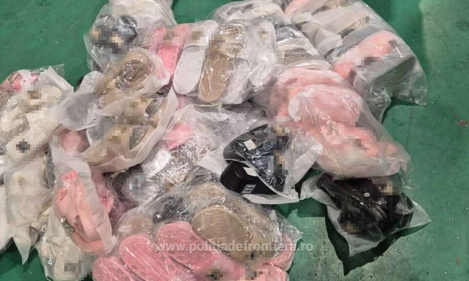 Încălțăminte „fake”, confiscată în Vama Siret, de la o femeie din Ucraina care mergea spre casă Încălțăminte „fake”, confiscată în Vama Siret, de la o femeie din Ucraina care mergea spre casă