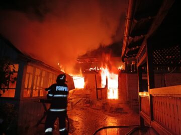 Un bătrân de 90 de ani a murit carbonizat în casa care locuia