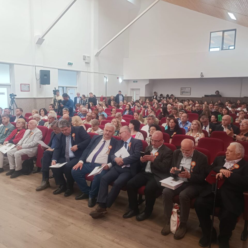 Busturile a doi scriitori celebri, dezvelite pe aleea clasicilor din parcul Dumbrăveni