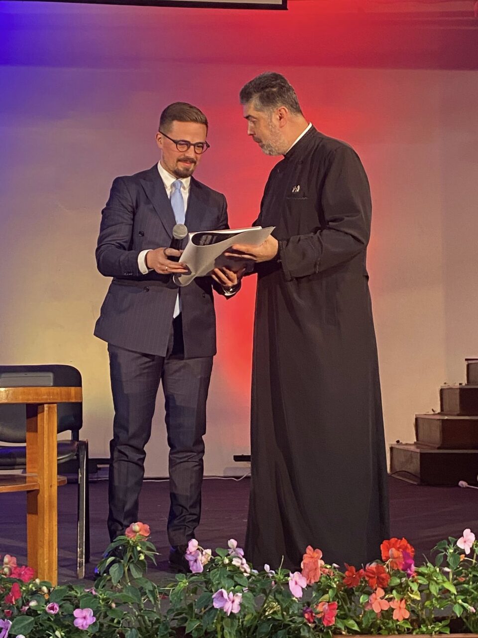 Neurochirurgia, între rădăcini și viitor. Dr. Iustinian Ioachim Simion, la o întâlnire emoționantă cu fălticenenii, la debutul Zilelor Culturii Fălticenene 2026