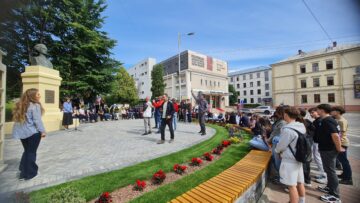 Recital poetic în Piațeta statuii lui Mihai Eminescu, la 137 de ani de la stingerea Luceafărului poeziei din România