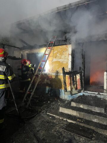 Un bătrân de 90 de ani a murit carbonizat în casa care locuia