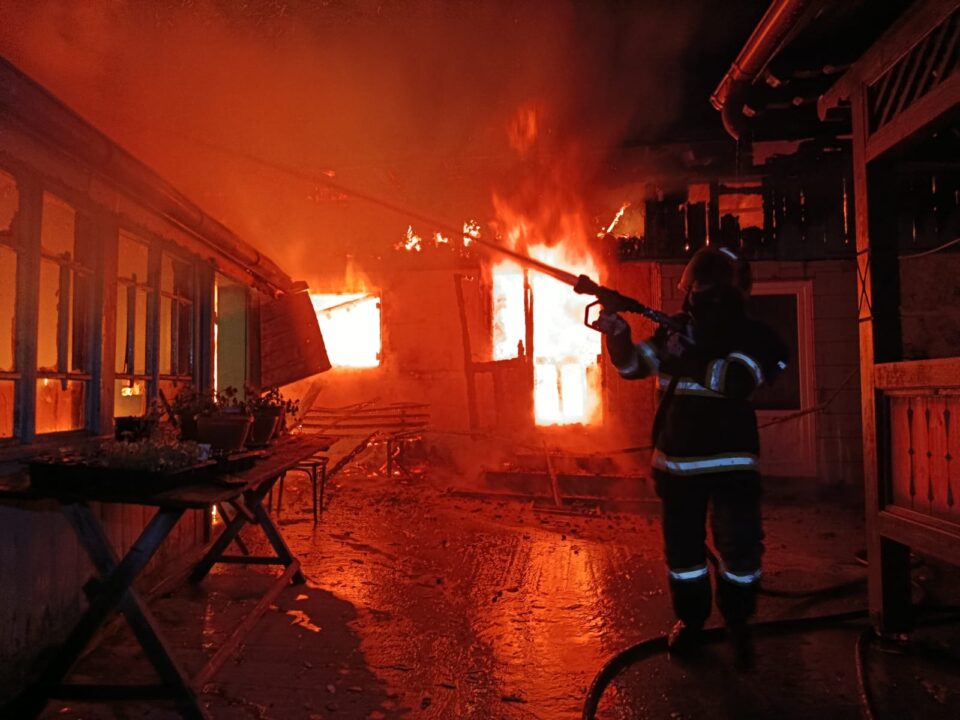 Un bătrân de 90 de ani a murit carbonizat în casa care locuia Un bătrân de 90 de ani a murit carbonizat în casa care locuia