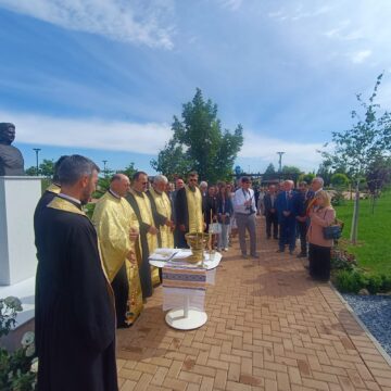 Busturile a doi scriitori celebri, dezvelite pe aleea clasicilor din parcul Dumbrăveni