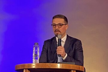 Neurochirurgia, între rădăcini și viitor. Dr. Iustinian Ioachim Simion, la o întâlnire emoționantă cu fălticenenii, la debutul Zilelor Culturii Fălticenene 2026