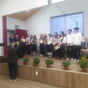 Busturile a doi scriitori celebri, dezvelite pe aleea clasicilor din parcul Dumbrăveni