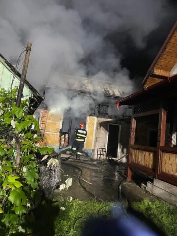 Un bătrân de 90 de ani a murit carbonizat în casa care locuia