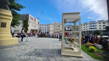 Recital poetic în Piațeta statuii lui Mihai Eminescu, la 137 de ani de la stingerea Luceafărului poeziei din România