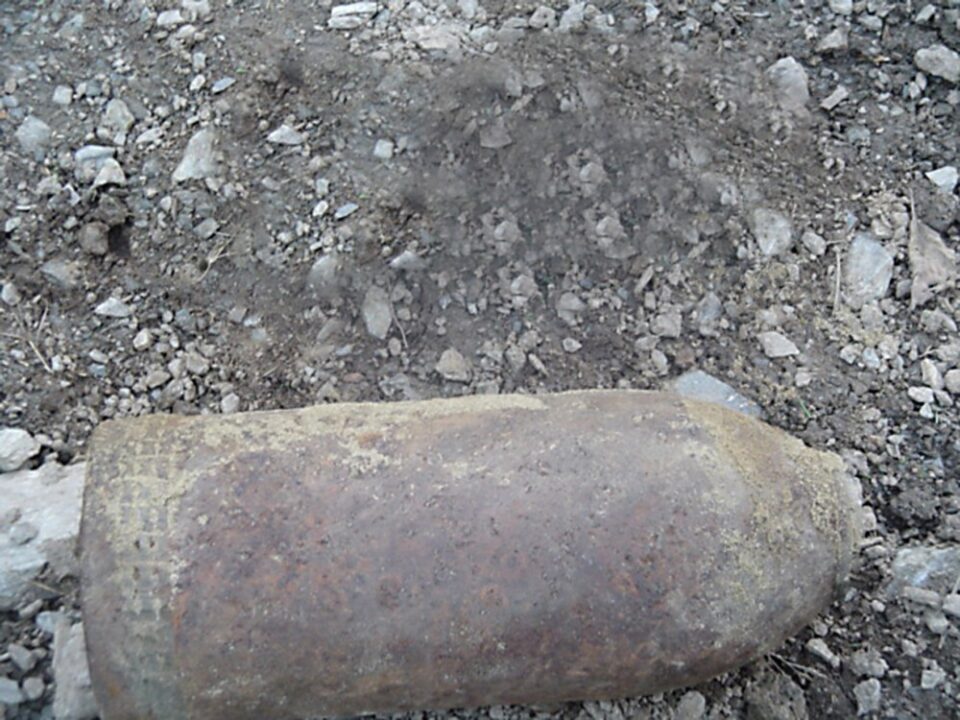Bombă de aruncător din Al Doilea Război Mondial, găsită într-o stație de sortare din Liteni Bombă de aruncător din Al Doilea Război Mondial, găsită într-o stație de sortare din Liteni