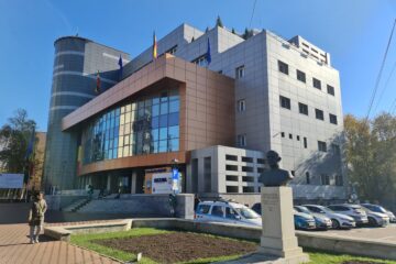 Primăria Suceava flutură steagul alb și propune un „parteneriat strategic” Consiliului Județean