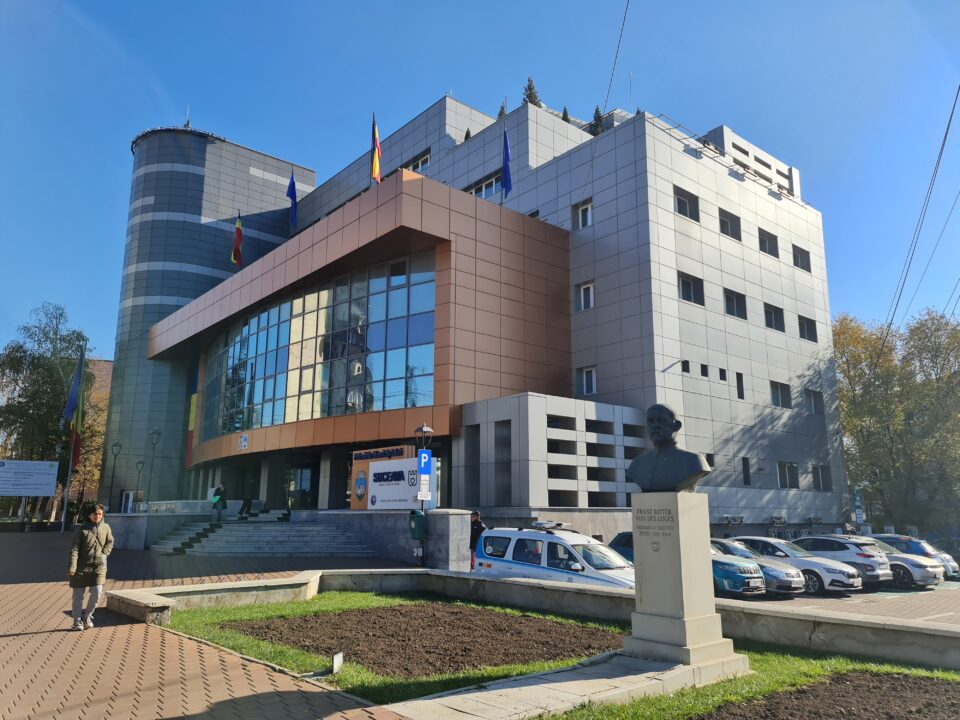 Primăria Suceava flutură steagul alb și propune un „parteneriat strategic” Consiliului Județean
