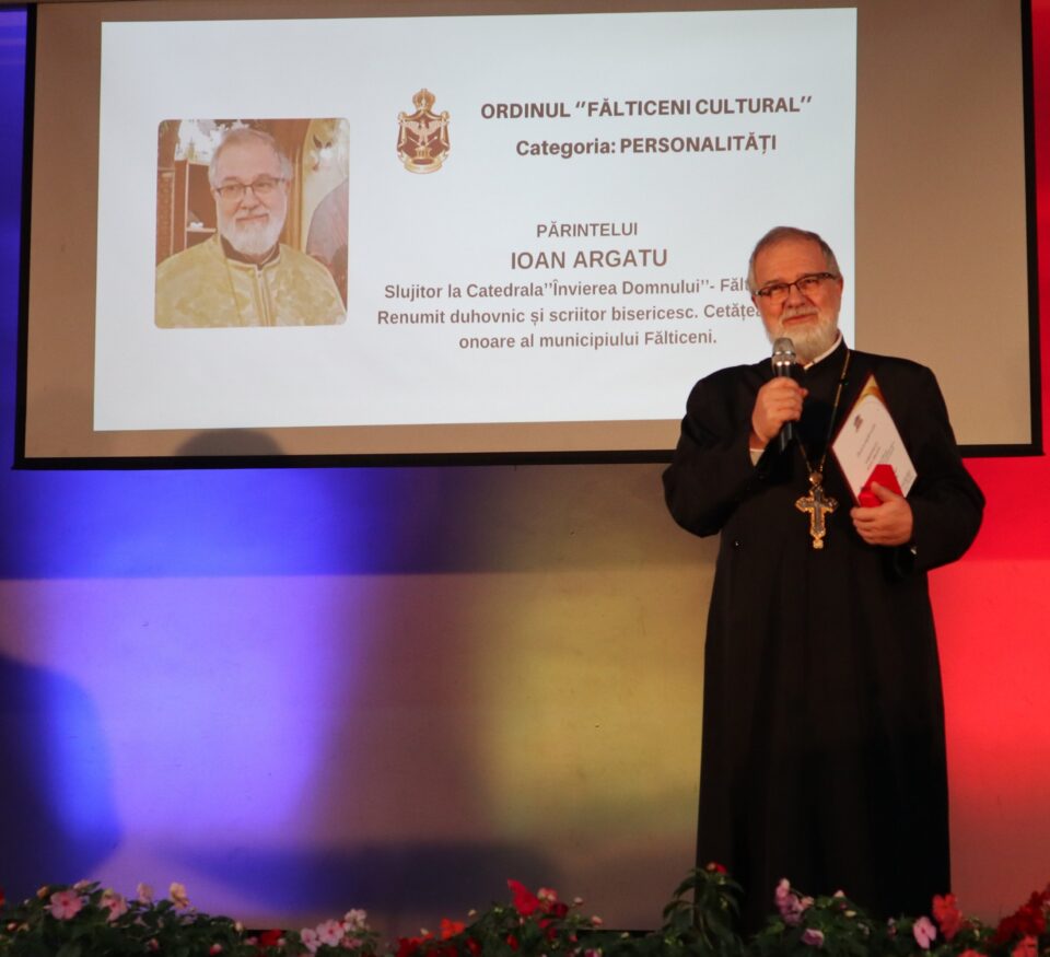 Fălticeniul și-a cinstit valorile: preotul Ioan Argatu și neurochirurgul Iustinian Ioachim Simion au devenit Cetățeni de Onoare ai municipiului