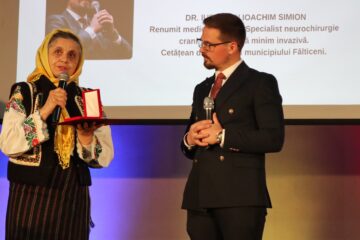 Fălticeniul și-a celebrat valorile. „Ordinul Fălticeni Cultural” a fost acordat unor personalități care onorează comunitatea prin excelență și dăruire Fălticeniul și-a celebrat valorile. „Ordinul Fălticeni Cultural” a fost acordat unor personalități care onorează comunitatea prin excelență și dăruire