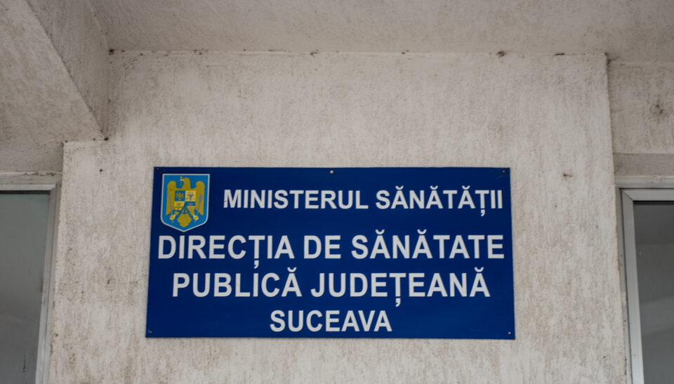 Un sucevean reclamă că a fost jignit și instigat la violență de personalul de la intrarea în sediul DSP Suceava