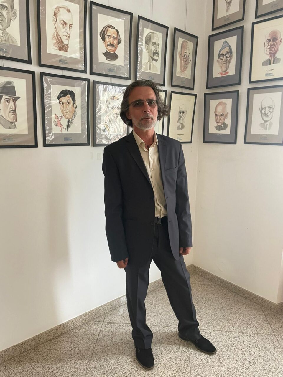 „100 de valori românești”, de Ovidiu Stanciu. Drd. Delia Leizeriuc: „Această expoziție vorbește și despre noi. Despre capacitatea noastră de a recunoaște excelența” „100 de valori românești”, de Ovidiu Stanciu. Drd. Delia Leizeriuc: „Această expoziție vorbește și despre noi. Despre capacitatea noastră de a recunoaște excelența”