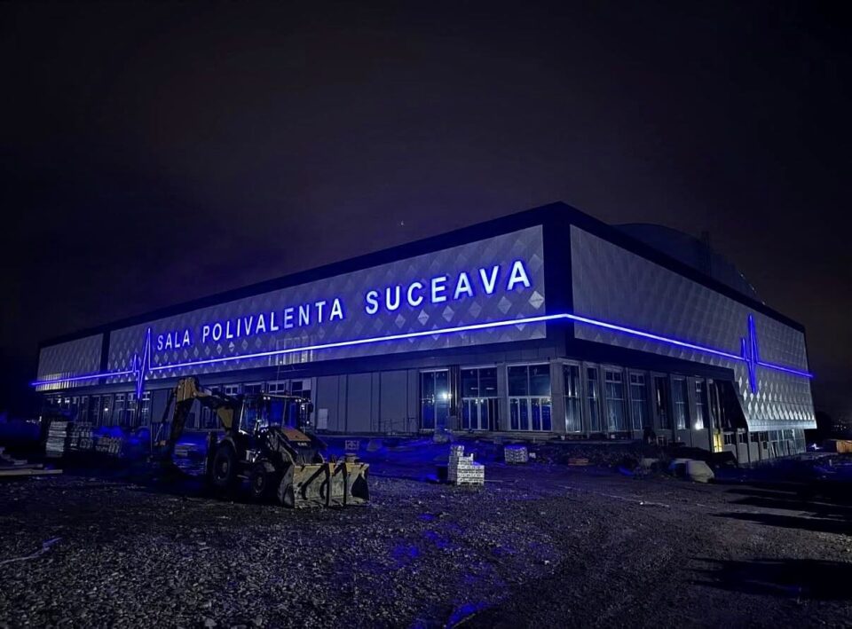 Primăria Suceava, în contre cu constructorul Sălii Polivalente Primăria Suceava, în contre cu constructorul Sălii Polivalente