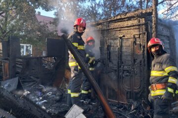 Gospodărie mistuită de flăcări la ceas de seară Gospodărie mistuită de flăcări la ceas de seară