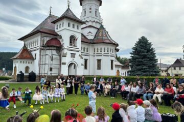 Catedrala „Adormirea Maicii Domnului” Câmpulung și copiii de la Grădinița ,,Floare de Colț” Catedrala „Adormirea Maicii Domnului” Câmpulung și copiii de la Grădinița ,,Floare de Colț”