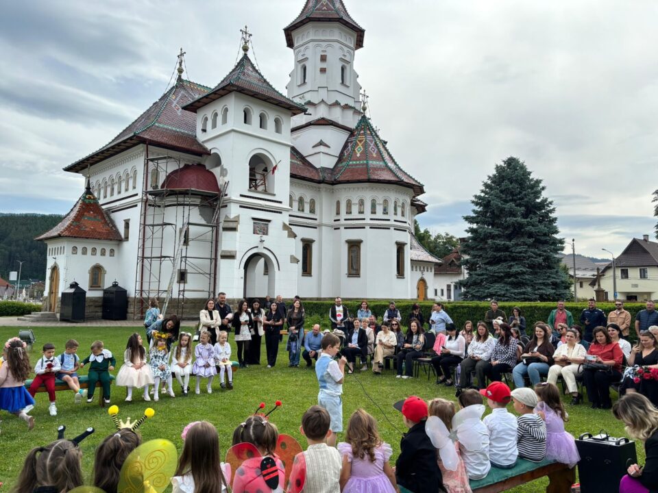 Catedrala „Adormirea Maicii Domnului” Câmpulung și copiii de la Grădinița ,,Floare de Colț” Catedrala „Adormirea Maicii Domnului” Câmpulung și copiii de la Grădinița ,,Floare de Colț”