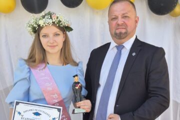 Ecaterina Lăzăroi, șefă de promoție cu media 10 la Școala Gimnazială „Constantin Blănaru” din Cornu Luncii Ecaterina Lăzăroi, șefă de promoție cu media 10 la Școala Gimnazială „Constantin Blănaru” din Cornu Luncii