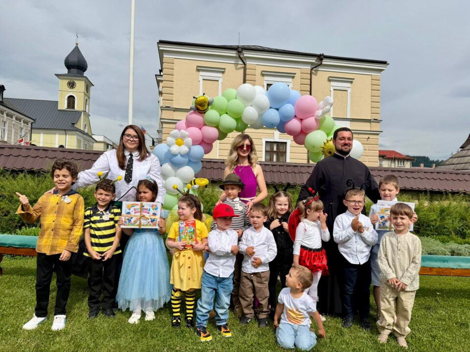 Catedrala „Adormirea Maicii Domnului” Câmpulung și copiii de la Grădinița ,,Floare de Colț”
