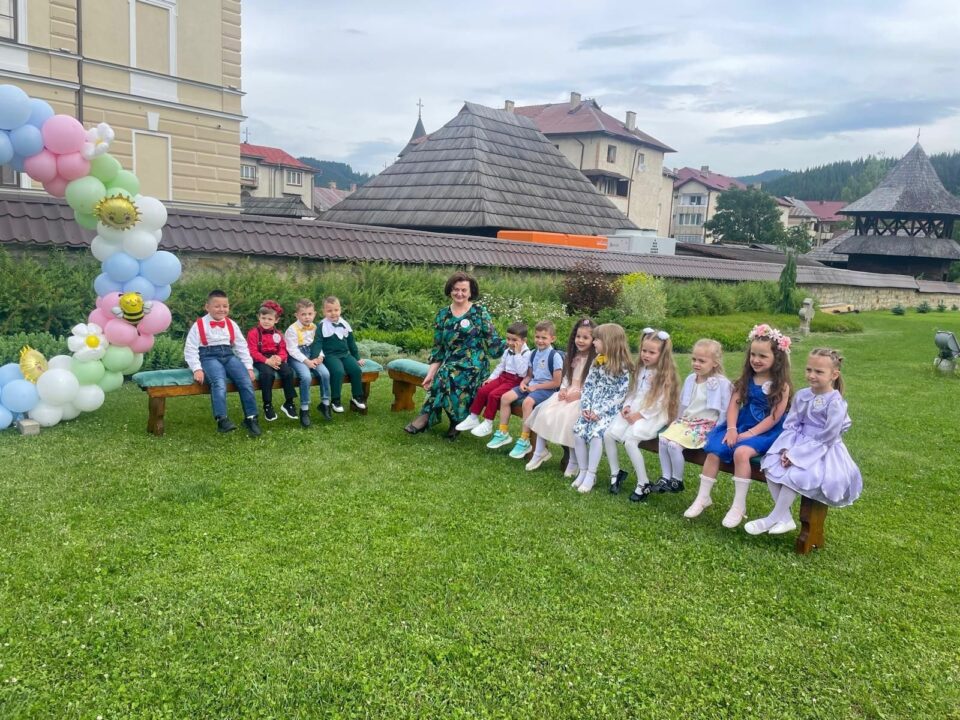 Catedrala „Adormirea Maicii Domnului” Câmpulung și copiii de la Grădinița ,,Floare de Colț”