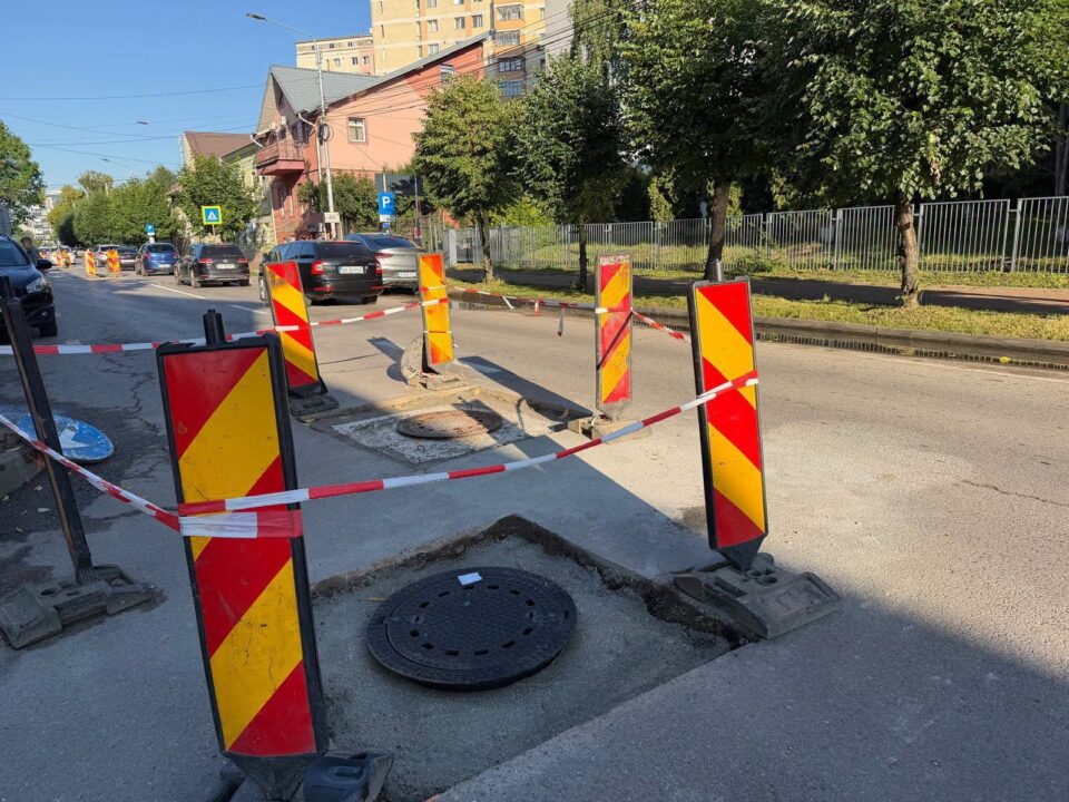 Capacele de canalizare de pe strada Mihai Viteazu, schimbate cu un sistem telescopic Capacele de canalizare de pe strada Mihai Viteazu, schimbate cu un sistem telescopic