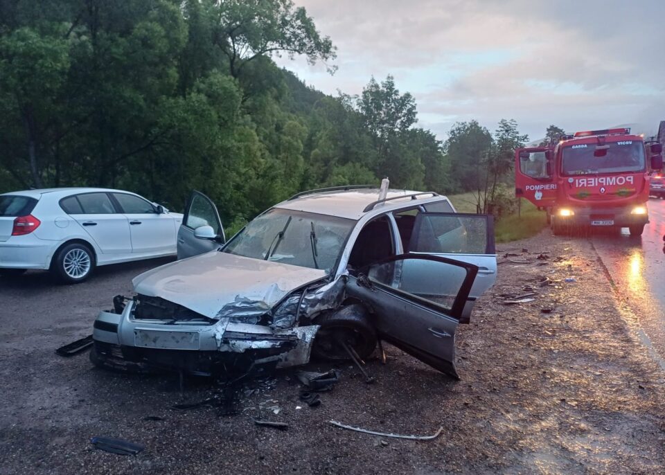 Bărbat de 65 de ani, în stare gravă la spital după ce mașina pe care o conducea a fost lovită violent de un alt vehicul scăpat de sub control