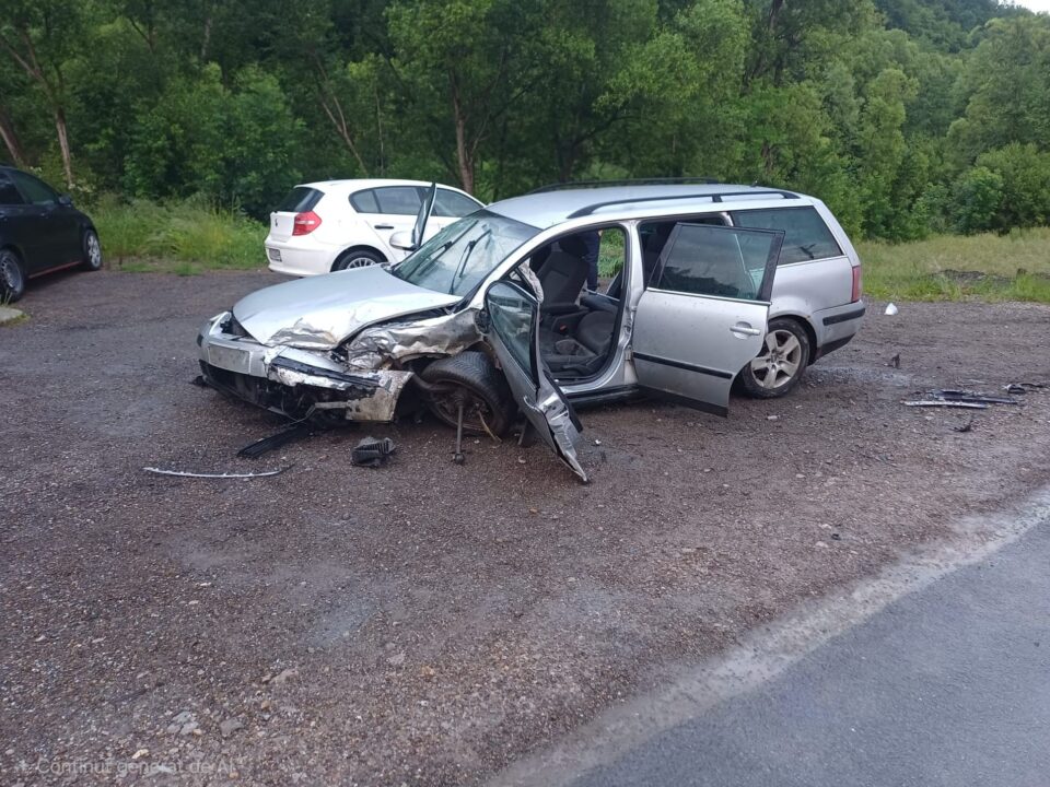 Bărbat de 65 de ani, în stare gravă la spital după ce mașina pe care o conducea a fost lovită violent de un alt vehicul scăpat de sub control