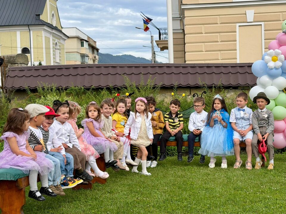 Catedrala „Adormirea Maicii Domnului” Câmpulung și copiii de la Grădinița ,,Floare de Colț”