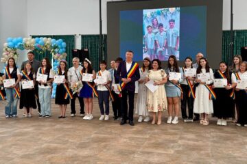 18 elevi de nota 10, premiați de primarul din Moara 18 elevi de nota 10, premiați de primarul din Moara