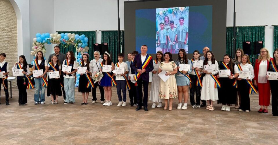 18 elevi de nota 10, premiați de primarul din Moara 18 elevi de nota 10, premiați de primarul din Moara