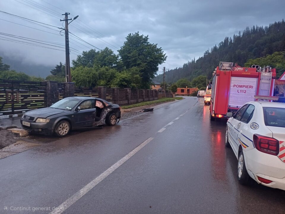 Bărbat de 65 de ani, în stare gravă la spital după ce mașina pe care o conducea a fost lovită violent de un alt vehicul scăpat de sub control