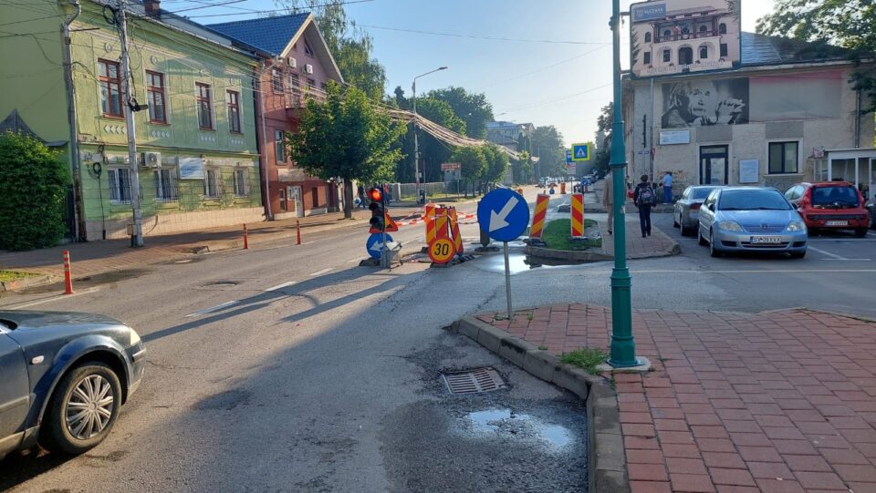 Circulație pe un singur sens pe tronsonul din fața Colegiului Petru Rareș din Suceava