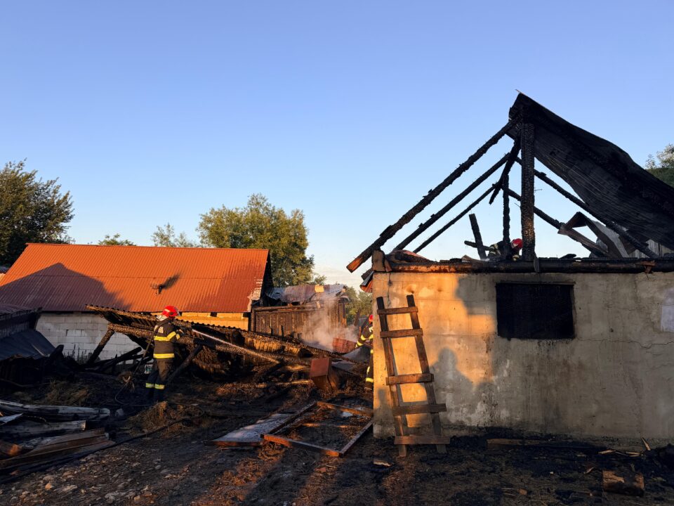 Un incendiu puternic a afectat proprietățile a trei persoane