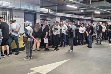 Cozi la emiterea de abonamente de parcare pentru riverani, în prima zi în care s-a dat startul pentru zonele de pe 6 Noiembrie și Mărășești Cozi la emiterea de abonamente de parcare pentru riverani, în prima zi în care s-a dat startul pentru zonele de pe 6 Noiembrie și Mărășești