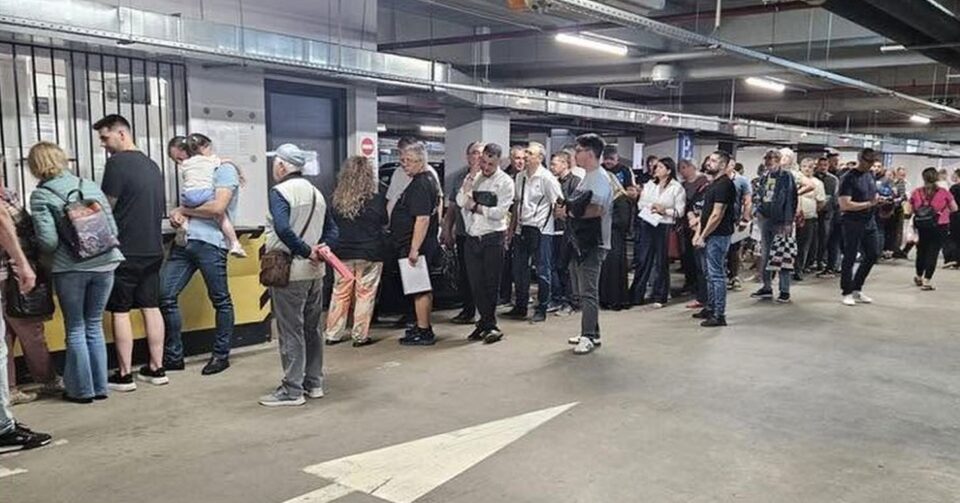 Cozi la emiterea de abonamente de parcare pentru riverani, în prima zi în care s-a dat startul pentru zonele de pe 6 Noiembrie și Mărășești