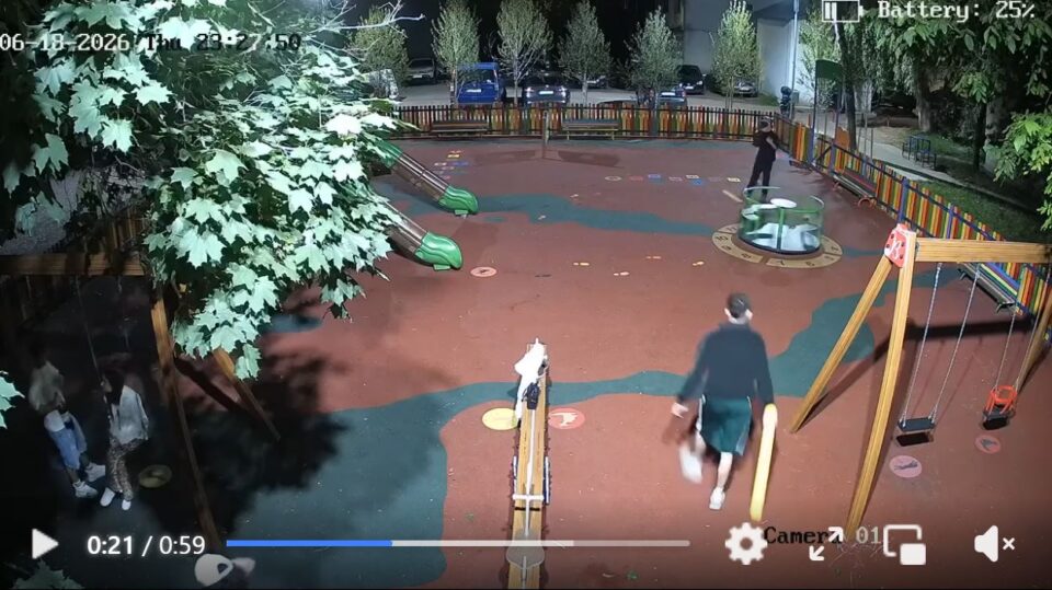 Loc de joacă recent modernizat, vandalizat joi noaptea de un grup de tineri Loc de joacă recent modernizat, vandalizat joi noaptea de un grup de tineri