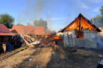 Un incendiu puternic a afectat proprietățile a trei persoane
