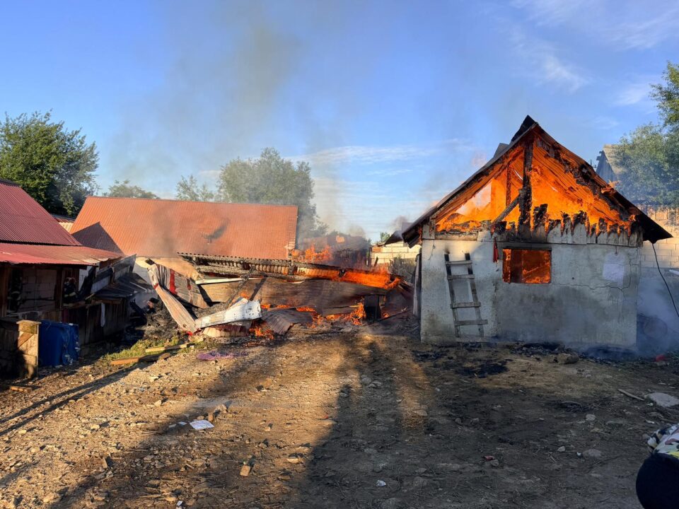Un incendiu puternic a afectat proprietățile a trei persoane Un incendiu puternic a afectat proprietățile a trei persoane
