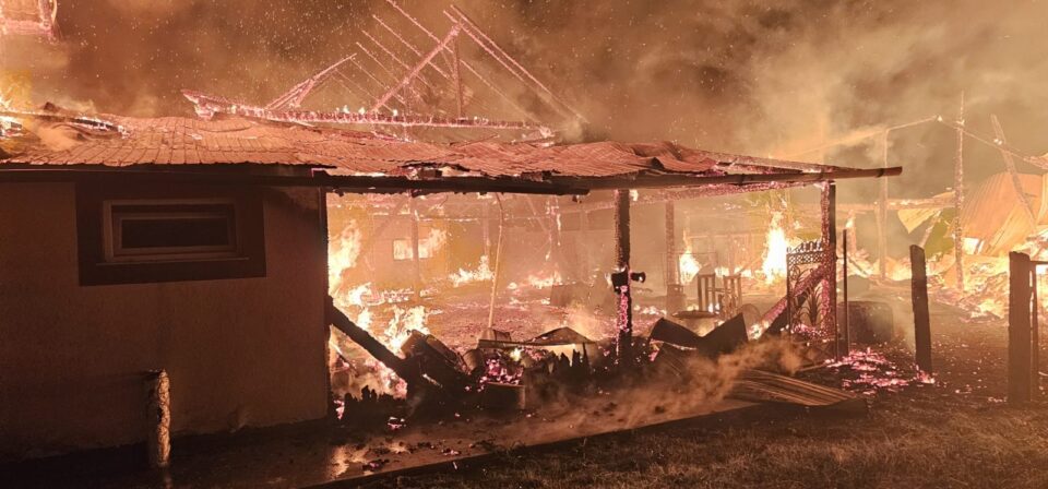 Incendiu uriaș cu pagube imense în miez de noapte