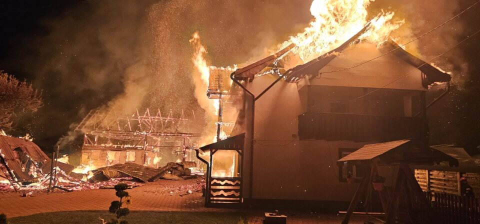 Incendiu uriaș cu pagube imense în miez de noapte Incendiu uriaș cu pagube imense în miez de noapte