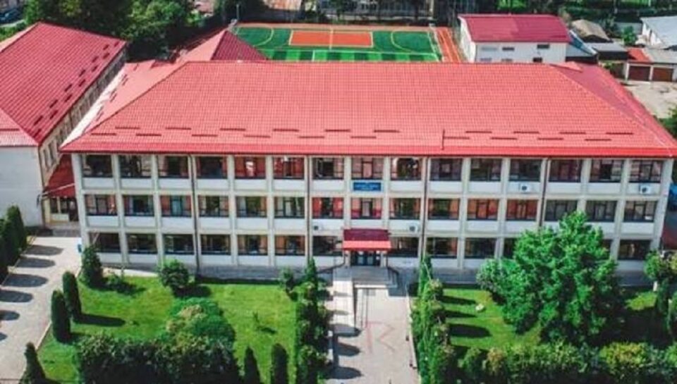 Elev reținut de polițiști după ce și-a șantajat un coleg de clasă Elev reținut de polițiști după ce și-a șantajat un coleg de clasă