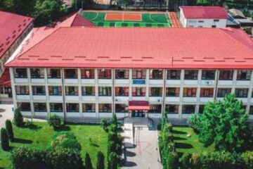 Elev reținut de polițiști după ce și-a șantajat un coleg de clasă