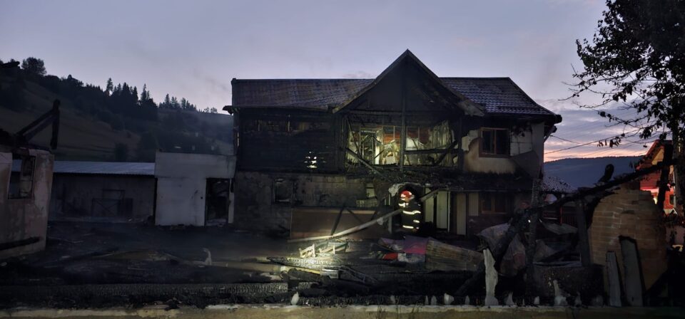 Incendiu uriaș cu pagube imense în miez de noapte