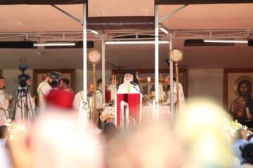 Sfântul Ioan cel Nou de la Suceava a îmbrăcat veșmânt nou, iar racla a fost depusă spre închinare în curtea mănăstirii