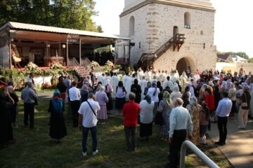 Sfântul Ioan cel Nou de la Suceava a îmbrăcat veșmânt nou, iar racla a fost depusă spre închinare în curtea mănăstirii