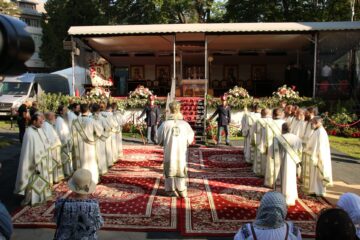 Sfântul Ioan cel Nou de la Suceava a îmbrăcat veșmânt nou, iar racla a fost depusă spre închinare în curtea mănăstirii