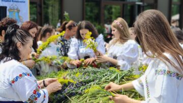 Festivalul „Regina Sânzienelor”, o sărbătoare a tradițiilor comunităților din România, la solstițiul de vară